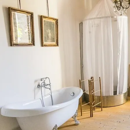 La Chanoinesse فندق مبيت وإفطار 3*